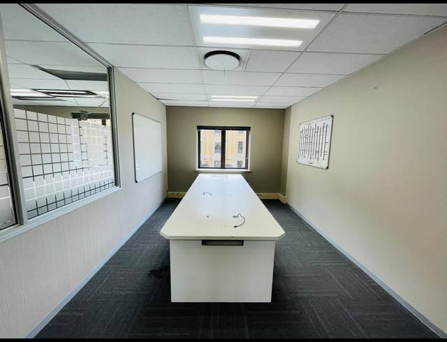 950M² OFFICE TO LET IN MAGALIESSIG